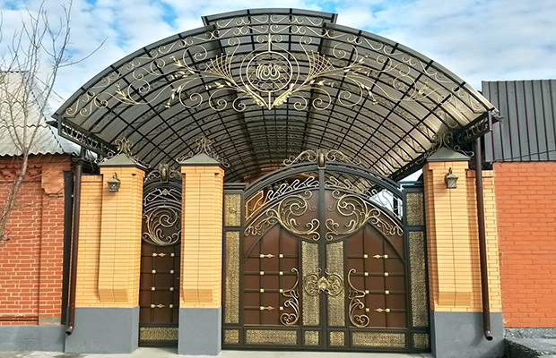 Купить или заказать ворота для дома с навесом - стильные и надежные решения для вашего участка в Вольске от 42329 руб | ВоротМастер-Вль