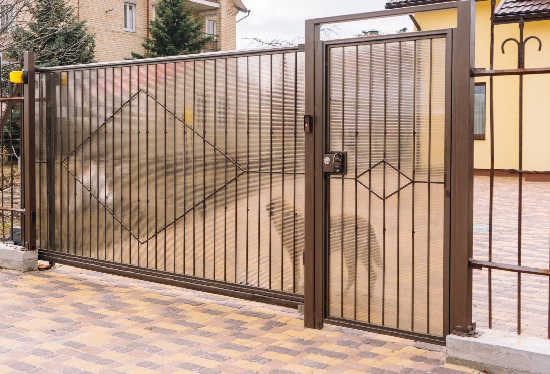 Купить ворота из профлиста с элементами ковки, с металлическими столбами в рамке или под дерево в Вольске от 156196 руб